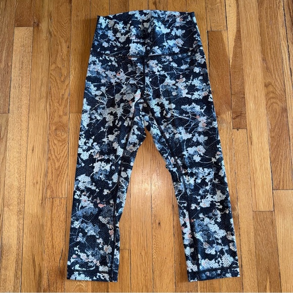 LULULEMON Wunder Under Crop Black Floral 21” Leggings Luxstreme size 6 - Picture 1 of 4